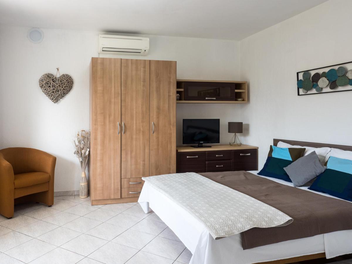 Apartments Summer Bloom Krk Town Εξωτερικό φωτογραφία